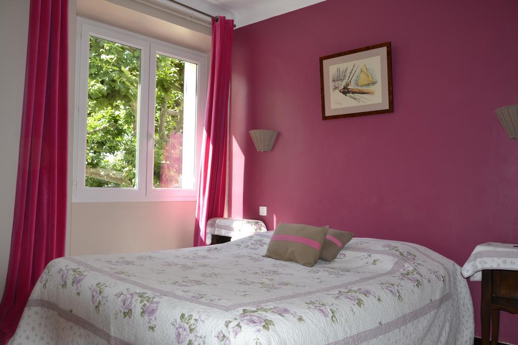 Hotellerie De L'Esplanade Rians  エクステリア 写真